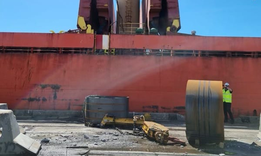 Ship crane fails at Port Kembla