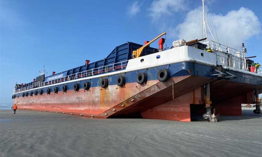 Tug heading to grounded barge