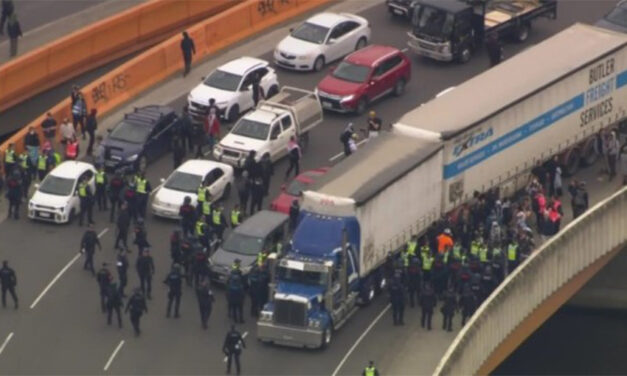 Melbourne protesters target trucks, defence expo as arrests ensue