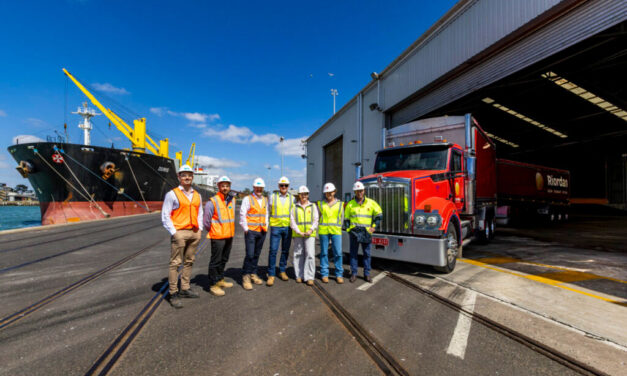 GeelongPort and Riordan Grain sign four-year agreement